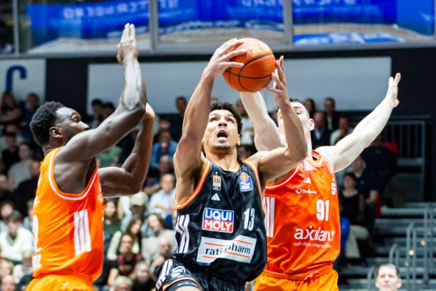 15 04 2026, xomx, Basketball easyCredit BBL Bundesliga, Niners Chemnitz RATHIOPHARM Ulm v l Mark Smith Ratiopharm Ulm on the ball in a duel with Yordan Minchev Niners Chemnitz Chemnitz