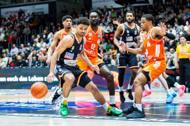 15 04 2026, xomx, Basketball easyCredit BBL Bundesliga, Niners Chemnitz RATHIOPHARM Ulm v l Mark Smith Ratiopharm Ulm on the ball Chemnitz