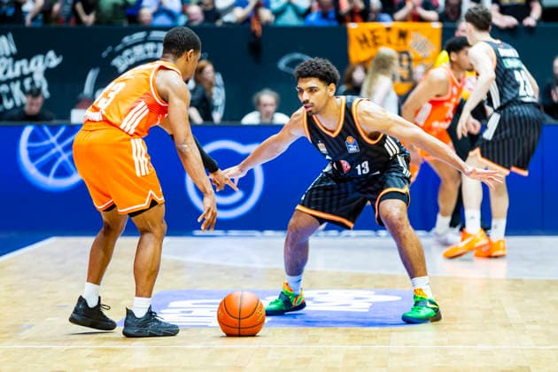 15 04 2026, xomx, Basketball easyCredit BBL Bundesliga, Niners Chemnitz RATHIOPHARM Ulm v l Eric Washington Niners Chemnitz on the ball in a duel with Mark Smith Ratiopharm Ulm Chemnitz
