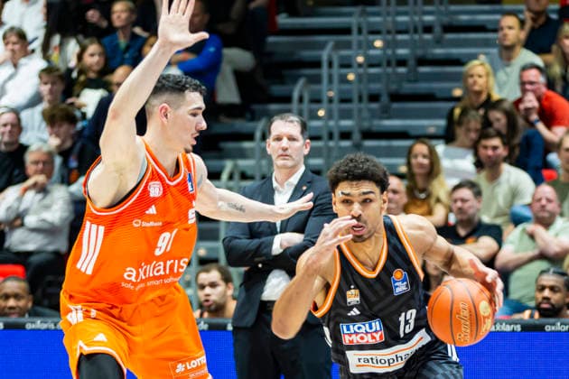 15 04 2026, xomx, Basketball easyCredit BBL Bundesliga, Niners Chemnitz RATHIOPHARM Ulm v l Mark Smith Ratiopharm Ulm on the ball in a duel with Yordan Minchev Niners Chemnitz Ty Harrelson Ratiopharm Ulm Coach Chemnitz
