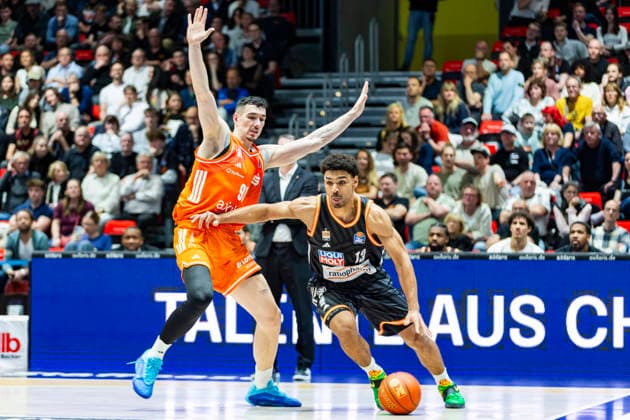 15 04 2026, xomx, Basketball easyCredit BBL Bundesliga, Niners Chemnitz RATHIOPHARM Ulm v l Mark Smith Ratiopharm Ulm on the ball in a duel with Yordan Minchev Niners Chemnitz Chemnitz
