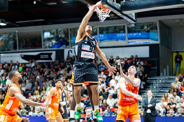 15 04 2026, xomx, Basketball easyCredit BBL Bundesliga, Niners Chemnitz RATHIOPHARM Ulm v l Mark Smith Ratiopharm Ulm on the ball in a duel with Yordan Minchev Niners Chemnitz Chemnitz