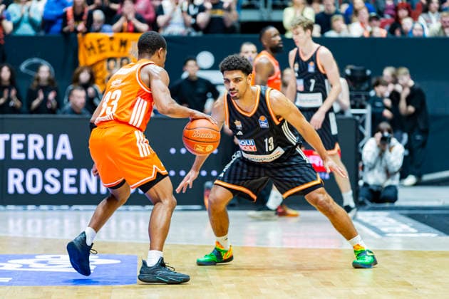 15 04 2026, xomx, Basketball easyCredit BBL Bundesliga, Niners Chemnitz RATHIOPHARM Ulm v l Eric Washington Niners Chemnitz on the ball in a duel with Mark Smith Ratiopharm Ulm Chemnitz