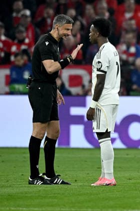 15 04 2026, xemx, Football UEFA Champions League, FC Bayern Muenchen Real Madrid v l Referee Referee Slavko Vincic Slovenia Vinicius Junior Real Madrid DFL DFB REGULATIONS PROHIBIT ANY USE OF PHOTOGRAPHS as IMAGE SEQUENCES and or QUASI VIDEO Muenchen