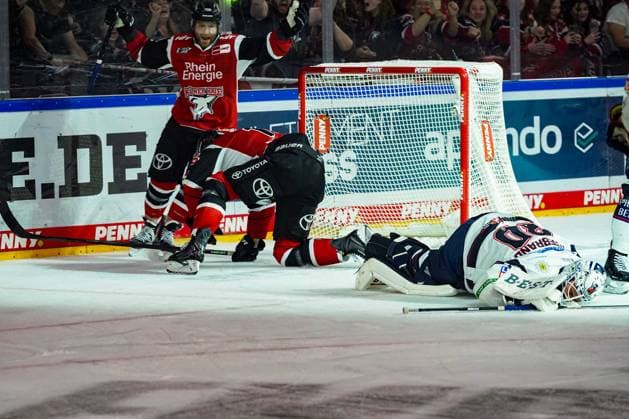 Eishockey Penny-DEL Playoff-Halbfinale Spiel4 Kölner Haie - Eisbären Berlin am 15.04.2026 in der Lanxess Arena in Köln Frederik Storm ( Köln ), links - bejubelt den Treffer zum 3:2 durch Dominik Bokk ( Köln ), nicht im Bild. Torwart Jake Hildebrand ( Berlin ), hat sich bei der Abwehraktion verletzt Gemäß den Vorgaben der DEL Deutsche Eishockey Liga ist die Publikation und Weiterverwertung der Aufnahmen in elektronischen Medien und Endgeräten aller Art während des laufenden Spiels nicht zulässig. *** Ice Hockey Penny DEL Playoff Semifinal Game4 Kölner Haie Eisbären Berlin on 15 04 2026 at the Lanxess Arena in Cologne Frederik Storm Cologne , left, celebrates the goal for 3 2 by Dominik Bokk Cologne , not in the picture Goalkeeper Jake Hildebrand Berlin , injured during the defensive action According to the regulations of the DEL German Ice Hockey League, the publication and further use of the recordings in electronic media and end devices of all kinds during the ongoing game is not permitted xDMx