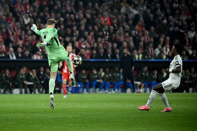 15 04 2026, xemx, Football UEFA Champions League, FC Bayern Muenchen Real Madrid v l Manuel Neuer FC Bayern Muenchen Vinicius Junior Real Madrid Zweikampf, Aktion, action, battle for the ball DFL DFB REGULATIONS PROHIBIT ANY USE OF PHOTOGRAPHS as IMAGE SEQUENCES and or QUASI VIDEO Muenchen