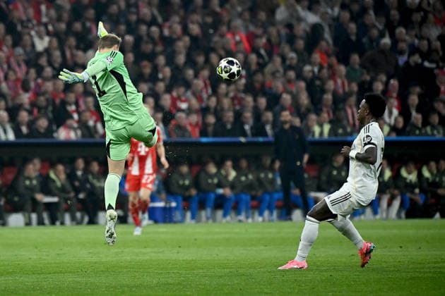 15 04 2026, xemx, Football UEFA Champions League, FC Bayern Muenchen Real Madrid v l Manuel Neuer FC Bayern Muenchen Vinicius Junior Real Madrid Zweikampf, Aktion, action, battle for the ball DFL DFB REGULATIONS PROHIBIT ANY USE OF PHOTOGRAPHS as IMAGE SEQUENCES and or QUASI VIDEO Muenchen