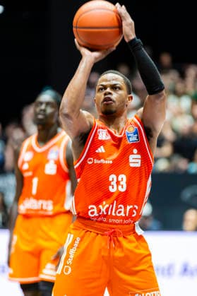 15 04 2026, xomx, Basketball easyCredit BBL Bundesliga, Niners Chemnitz RATHIOPHARM Ulm v l Eric Washington Niners Chemnitz on the ball Free throw Chemnitz