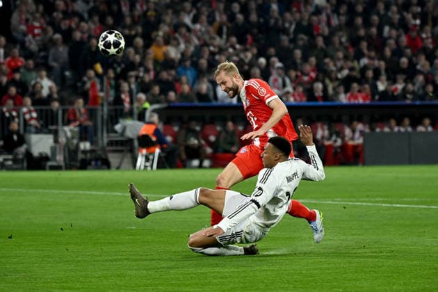 15 04 2026, xemx, Football UEFA Champions League, FC Bayern Muenchen Real Madrid v l Konrad Laimer FC Bayern Muenchen Kylian Mbappe Real Madrid Zweikampf, Aktion, action, battle for the ball DFL DFB REGULATIONS PROHIBIT ANY USE OF PHOTOGRAPHS as IMAGE SEQUENCES and or QUASI VIDEO Muenchen