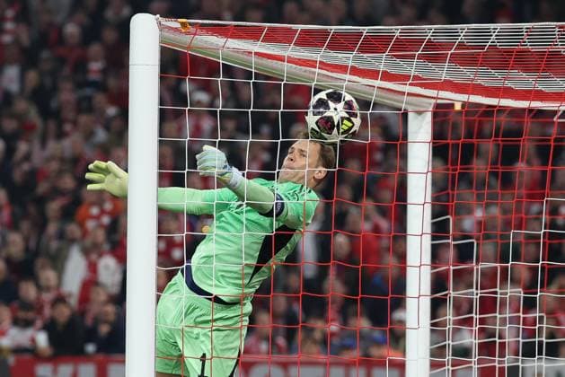 Manuel Neuer 1 FC Bayern Muenchen gets the goal for 1 2 duch a free kick, FC Bayern Muenchen vs Real Madrid, Football, UEFA, Champions League, quarter-final, second leg, 15 04 2026 Muenchen Bayern Germany Copyright: xkolbert-press ChristianxKolbertx