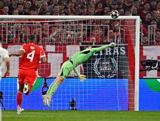 15 04 2026, Football UEFA Championsleague 2025 2026 quarter-final second leg, FC Bayern Munich Real Madrid, in the Allianz Arena Munich, goalkeeper Manuel Neuer FC Bayern Munich concedes the 1-2 DFL and DFB regulations prohibit any use of photographs as image sequences and or quasi video