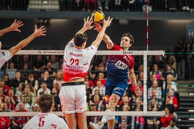 Volleyball Men CEV Cup 2026 Final SVG Lüneburg vs Gas Sales Bluenergy Piacenza 15 04 2026 Ethan Champlin 20 SVG Lüneburg against the block of Alessandro Bovolenta 23 Gas Sales Bluenergy PIACENZA