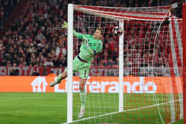 Manuel Neuer 1 FC Bayern Muenchen gets the goal for 1 2 duch a free kick, FC Bayern Muenchen vs Real Madrid, Football, UEFA, Champions League, quarter-final, second leg, 15 04 2026 Muenchen Bayern Germany Copyright: xkolbert-press ChristianxKolbertx
