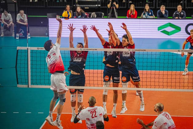 Volleyball Men CEV Cup 2026 Final SVG Lüneburg vs Gas Sales Bluenergy Piacenza 15 04 2026 Ramazan Efe Mandiraci 9 Gas Sales Bluenergy PIACENZA against the three-man block of Santeri Välimaa 12 SVG Lüneburg , Cole Young 8 SVG Lüneburg and Ethan Champlin 20 SVG Lüneburg