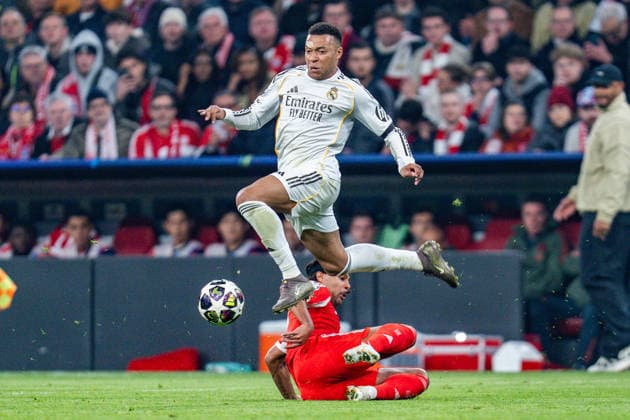 15 04 2026, FC Bayern München vs Real Madrid, UEFA Champions League, quarter-final second leg Serge Gnabry FC Bayern Muenchen, 7 Kylian Mbappe Real Madrid, 9 Regulations prohibit any use of photographs as image sequences and or quasi video Copyright: xBahhoxKarax