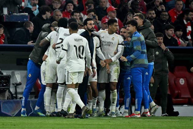 15 04 2026, xemx, Football UEFA Champions League, FC Bayern Muenchen Real Madrid v l Torjubel nach dem Tor zum celebrating the goal celebrate 1 2 durch Arda Güler Real Madrid Trainer Alvaro Arbeloa Real Madrid DFL DFB REGULATIONS PROHIBIT ANY USE OF PHOTOGRAPHS as IMAGE SEQUENCES and or QUASI VIDEO Muenchen