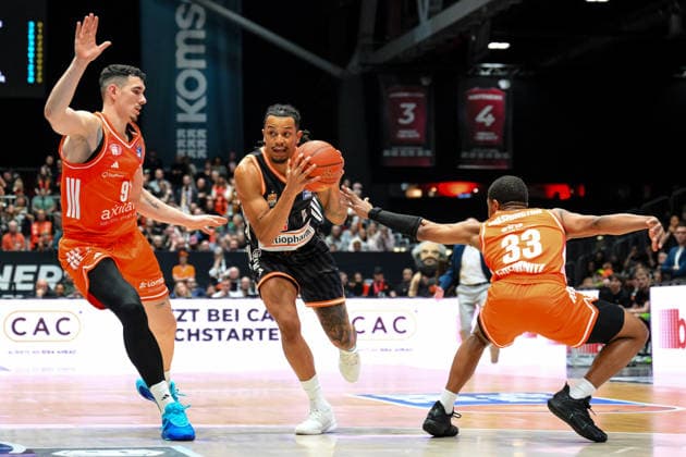 duel between Nelson Weidemann ratiopharm ulm right and Yordan Minchev NINERS Chemnitz left , Eric Washington NINERS Chemnitz right GER, NINERS Chemnitz vs ratiopharm ulm, Basketball, easyCredit BBL, Matchday 23, Season 2025 2026, 15 04 2026 GER, NINERS Chemnitz vs ratiopharm ulm, Basketball, easyCredit BBL, Matchday 23, Season 2025 2026, 15 04 2026 Chemnitz Copyright: xEibner-Pressefoto BertxHarzerx EP_BHR