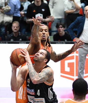 Christopher Ledlum ratiopharm ulm front and Kevin Yebo NINERS Chemnitz back GER, NINERS Chemnitz vs ratiopharm ulm, Basketball, easyCredit BBL, Matchday 23, Season 2025 2026, 15 04 2026 GER, NINERS Chemnitz vs ratiopharm ulm, Basketball, easyCredit BBL, Matchday 23, Season 2025 2026, 15 04 2026 Chemnitz Copyright: xEibner-Pressefoto BertxHarzerx EP_BHR
