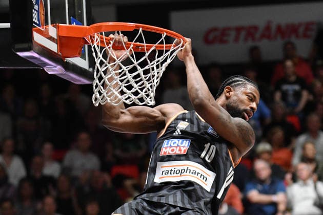 Malik Osborne ratiopharm ulm haengt am Korb GER, NINERS Chemnitz vs ratiopharm ulm, Basketball, easyCredit BBL, Matchday 23, Season 2025 2026, 15 04 2026 GER, NINERS Chemnitz vs ratiopharm ulm, Basketball, easyCredit BBL, Matchday 23, Season 2025 2026, 15 04 2026 Chemnitz Copyright: xEibner-Pressefoto BertxHarzerx EP_BHR