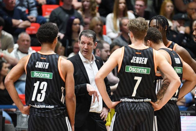 Ty Harrelson Coach, Head Coach, ratiopharm ulm Mitte GER, NINERS Chemnitz vs ratiopharm ulm, Basketball, easyCredit BBL, Matchday 23, Season 2025 2026, 15 04 2026 GER, NINERS Chemnitz vs ratiopharm ulm, Basketball, easyCredit BBL, Matchday 23, Season 2025 2026, 15 04 2026 Chemnitz Copyright: xEibner-Pressefoto BertxHarzerx EP_BHR