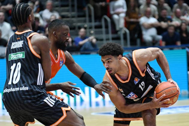 Mark Smith ratiopharm ulm on the ball, Malik Osborne ratiopharm ulm left and John Newman III NINERS Chemnitz center GER, NINERS Chemnitz vs ratiopharm ulm, Basketball, easyCredit BBL, Matchday 23, Season 2025 2026, 15 04 2026 GER, NINERS Chemnitz vs ratiopharm ulm, Basketball, easyCredit BBL, Matchday 23, Season 2025 2026, 15 04 2026 Chemnitz Copyright: xEibner-Pressefoto BertxHarzerx EP_BHR