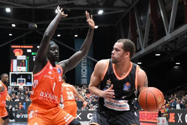 Christopher Ledlum ratiopharm ulm right and Aher Uguak NINERS Chemnitz left GER, NINERS Chemnitz vs ratiopharm ulm, Basketball, easyCredit BBL, Matchday 23, Season 2025 2026, 15 04 2026 GER, NINERS Chemnitz vs ratiopharm ulm, Basketball, easyCredit BBL, Matchday 23, Season 2025 2026, 15 04 2026 Chemnitz Copyright: xEibner-Pressefoto BertxHarzerx EP_BHR