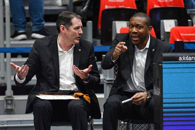 Ty Harrelson Coach, Head Coach, ratiopharm ulm left and Tyron McCoy Assistant Coach, Assistant Coach, ratiopharm ulm right GER, NINERS Chemnitz vs ratiopharm ulm, Basketball, easyCredit BBL, Matchday 23, Season 2025 2026, 15 04 2026 GER, NINERS Chemnitz vs ratiopharm ulm, Basketball, easyCredit BBL, Matchday 23, Season 2025 2026, 15 04 2026 Chemnitz Copyright: xEibner-Pressefoto BertxHarzerx EP_BHR