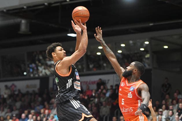 Mark Smith ratiopharm ulm left and Corey Davis Jr NINERS Chemnitz right GER, NINERS Chemnitz vs ratiopharm ulm, Basketball, easyCredit BBL, Matchday 23, Season 2025 2026, 15 04 2026 GER, NINERS Chemnitz vs ratiopharm ulm, Basketball, easyCredit BBL, Matchday 23, Season 2025 2026, 15 04 2026 Chemnitz Copyright: xEibner-Pressefoto BertxHarzerx EP_BHR