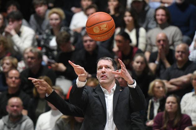 Ty Harrelson Coach, Head Coach, ratiopharm ulm faengt den Ball, Tyron McCoy Assistant Coach, Assistant Coach, ratiopharm ulm behind him GER, NINERS Chemnitz vs ratiopharm ulm, Basketball, easyCredit BBL, Matchday 23, Season 2025 2026, 15 04 2026 GER, NINERS Chemnitz vs ratiopharm ulm, Basketball, easyCredit BBL, Matchday 23, Season 2025 2026, 15 04 2026 Chemnitz Copyright: xEibner-Pressefoto BertxHarzerx EP_BHR
