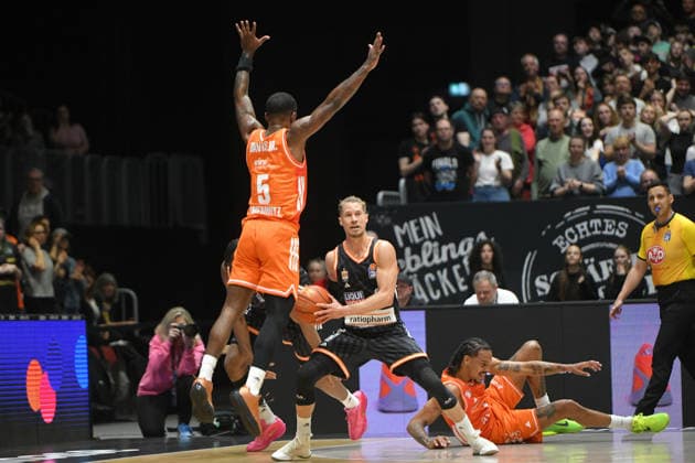 Tommy Klepeisz ratiopharm ulm on the ball, Corey Davis Jr NINERS Chemnitz li GER, NINERS Chemnitz vs ratiopharm ulm, Basketball, easyCredit BBL, Matchday 23, Season 2025 2026, 15 04 2026 GER, NINERS Chemnitz vs ratiopharm ulm, Basketball, easyCredit BBL, Matchday 23, Season 2025 2026, 15 04 2026 Chemnitz Copyright: xEibner-Pressefoto BertxHarzerx EP_BHR