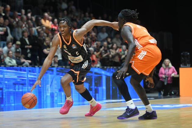 Mohamed Diakite ratiopharm ulm left and Aher Uguak NINERS Chemnitz right GER, NINERS Chemnitz vs ratiopharm ulm, Basketball, easyCredit BBL, Matchday 23, Season 2025 2026, 15 04 2026 GER, NINERS Chemnitz vs ratiopharm ulm, Basketball, easyCredit BBL, Matchday 23, Season 2025 2026, 15 04 2026 Chemnitz Copyright: xEibner-Pressefoto BertxHarzerx EP_BHR