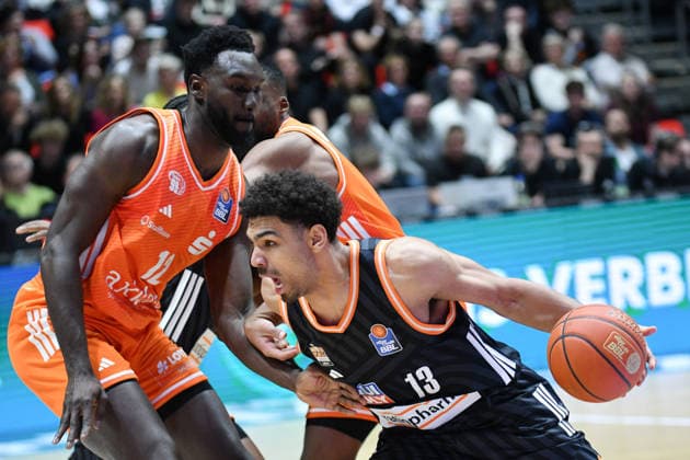duel between Amadou Sow NINERS Chemnitz left and Mark Smith ratiopharm ulm right GER, NINERS Chemnitz vs ratiopharm ulm, Basketball, easyCredit BBL, Matchday 23, Season 2025 2026, 15 04 2026 GER, NINERS Chemnitz vs ratiopharm ulm, Basketball, easyCredit BBL, Matchday 23, Season 2025 2026, 15 04 2026 Chemnitz Copyright: xEibner-Pressefoto BertxHarzerx EP_BHR