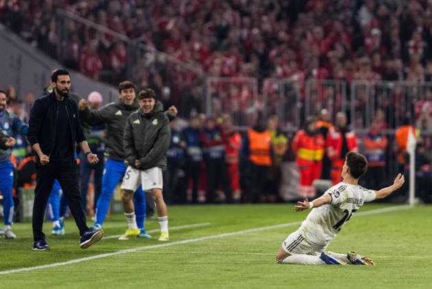 MUNICH, GERMANY - APRIL 15: Arda Gueler (Güler, Guler, Real Madrid, 15) celebrates scoring the 1:2 goal with Alvaro Arbeloa (Head Coach Real Madrid) during the UEFA Champions League match between FC Bayern Muenchen vs. Real Madrid at Allianz Arena on the second leg of quarter finals of the UEFA Champions League on April 15, 2026 in Munich, Germany. Bavaria Germany Copyright: xSteffiexWunderlx