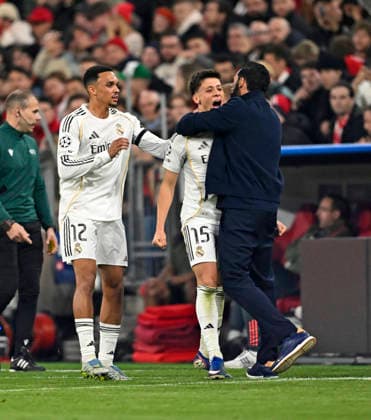 15 04 2026, Football UEFA Championsleague 2025 2026 quarter-final second leg, FC Bayern Munich Real Madrid, in the Allianz Arena Munich, Trent Alexander Arnold Real Madrid , Arda Güler Real Madrid and coach AlvaroÊArbeloa Real Madrid cheer DFL and DFB regulations prohibit any use of photographs as image sequences and or quasi video