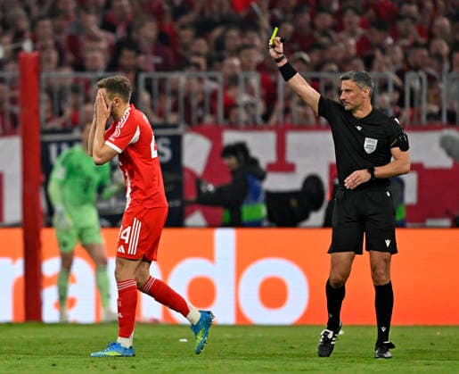 15 04 2026, Football UEFA Championsleague 2025 2026 quarter-final second leg, FC Bayern Munich Real Madrid, in the Allianz Arena Munich, Josip Stanisic Bayern Munich sees yellow DFL and DFB regulations prohibit any use of photographs as image sequences and or quasi video