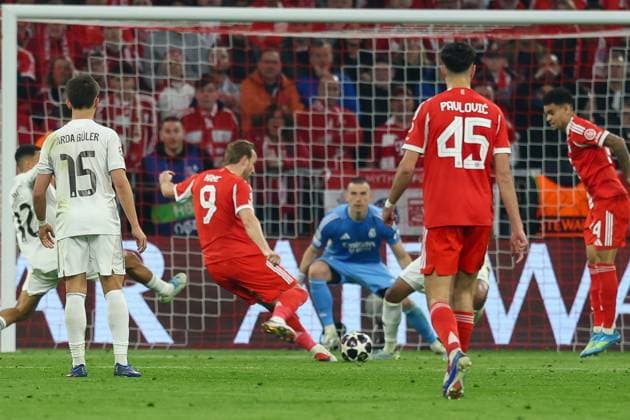 Harry Kane 9 FC Bayern Muenchen scores the equalizer 2 2, FC Bayern Muenchen vs Real Madrid, Football, UEFA, Champions League, quarter-final, second leg, 15 04 2026 Muenchen Bayern Germany Copyright: xkolbert-press ChristianxKolbertx