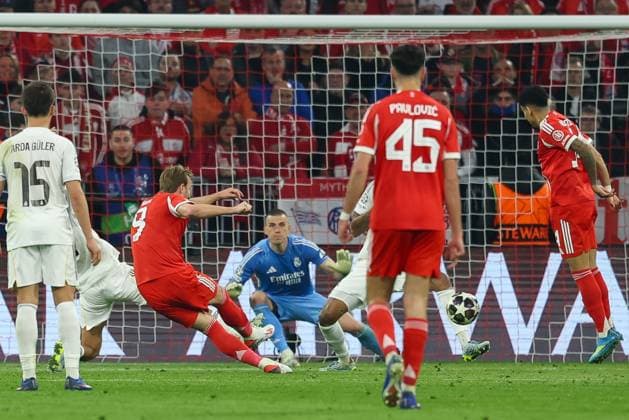 Harry Kane 9 FC Bayern Muenchen scores the equalizer 2 2, FC Bayern Muenchen vs Real Madrid, Football, UEFA, Champions League, quarter-final, second leg, 15 04 2026 Muenchen Bayern Germany Copyright: xkolbert-press ChristianxKolbertx