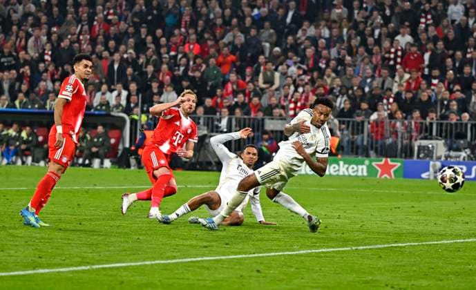 15 04 2026, Football UEFA Championsleague 2025 2026 quarter-final second leg, FC Bayern Munich Real Madrid, at Allianz Arena Munich, Harry Kane FC Bayern Munich scores to 2 2 v l Luis Diaz FC Bayern Munich , Harry Kane FC Bayern Munich and Eder Militao Real Madrid DFL and DFB regulations prohibit any use of photographs as image sequences and or quasi video