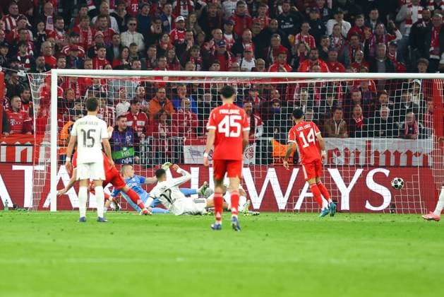 Harry Kane 9 FC Bayern Muenchen scores the equalizer 2 2, FC Bayern Muenchen vs Real Madrid, Football, UEFA, Champions League, quarter-final, second leg, 15 04 2026 Muenchen Bayern Germany Copyright: xkolbert-press ChristianxKolbertx