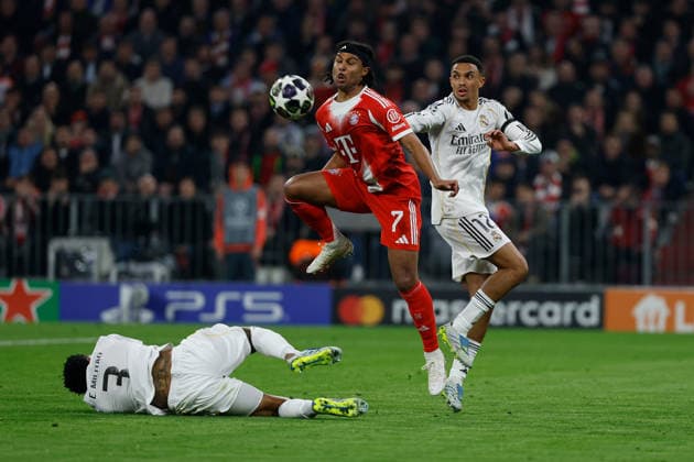 15 04 2026, xjrdrx, Football UEFA Champions League, FC Bayern Muenchen Real Madrid v l Eder Militao Real Madrid Serge Gnabry FC Bayern Muenchen Trent Alexander Arnold Real Madrid Zweikampf, Aktion, action, battle for the ball DFL DFB REGULATIONS PROHIBIT ANY USE OF PHOTOGRAPHS as IMAGE SEQUENCES and or QUASI VIDEO Muenchen