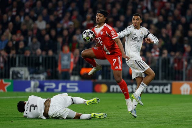 15 04 2026, xjrdrx, Football UEFA Champions League, FC Bayern Muenchen Real Madrid v l Eder Militao Real Madrid Serge Gnabry FC Bayern Muenchen Trent Alexander Arnold Real Madrid Zweikampf, Aktion, action, battle for the ball DFL DFB REGULATIONS PROHIBIT ANY USE OF PHOTOGRAPHS as IMAGE SEQUENCES and or QUASI VIDEO Muenchen