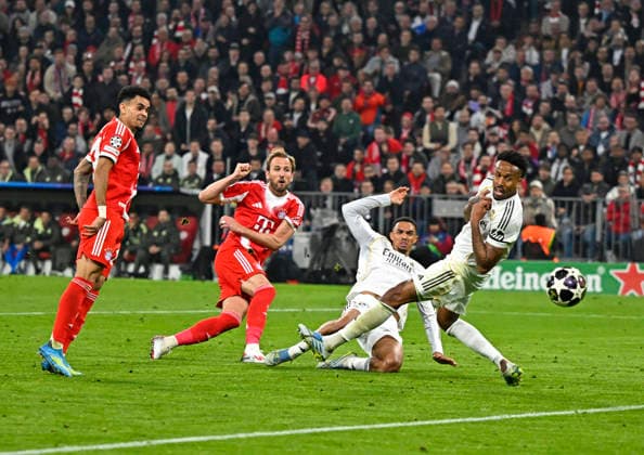 15.04.2026, Fussball UEFA Championsleague 2025 2026: Viertelfinale Rückspiel, FC Bayern München - Real Madrid, in der Allianz-Arena München, Harry Kane (FC Bayern München) macht hier das 2:2. v.l. Luis Diaz (FC Bayern München), Harry Kane (FC Bayern München) und Eder Militao (Real Madrid) ***DFL and DFB regulations prohibit any use of photographs as image sequences and or quasi-video.*** *** 15 04 2026, Football UEFA Championsleague 2025 2026 quarter-final second leg, FC Bayern Munich Real Madrid, in the Allianz Arena Munich, Harry Kane FC Bayern Munich makes the 2 2 v l Luis Diaz FC Bayern Munich , Harry Kane FC Bayern Munich and Eder Militao Real Madrid DFL and DFB regulations prohibit any use of photographs as image sequences and or quasi video