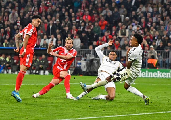 15 04 2026, Football UEFA Championsleague 2025 2026 quarter-final second leg, FC Bayern Munich Real Madrid, in the Allianz Arena Munich, Harry Kane FC Bayern Munich makes the 2 2 v l Luis Diaz FC Bayern Munich , Harry Kane FC Bayern Munich and Eder Militao Real Madrid DFL and DFB regulations prohibit any use of photographs as image sequences and or quasi video
