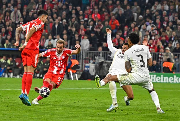 15 04 2026, Football UEFA Championsleague 2025 2026 quarter-final second leg, FC Bayern Munich Real Madrid, in the Allianz Arena Munich, Harry Kane FC Bayern Munich makes the 2 2 v l Luis Diaz FC Bayern Munich , Harry Kane FC Bayern Munich and Eder Militao Real Madrid DFL and DFB regulations prohibit any use of photographs as image sequences and or quasi video