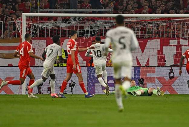 15.04.2026, Fussball UEFA Championsleague 2025 2026: Viertelfinale Rückspiel, FC Bayern München - Real Madrid, in der Allianz-Arena München, Kylian Mbappe (Real Madrid) macht das 2:3 gegen Torwart Manuel Neuer (FC Bayern München) ***DFL and DFB regulations prohibit any use of photographs as image sequences and or quasi-video.***