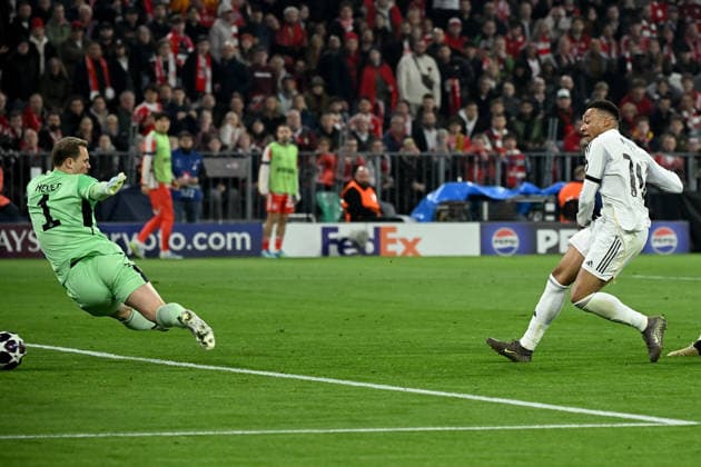 15 04 2026, xemx, Football UEFA Champions League, FC Bayern Muenchen Real Madrid v l Kylian Mbappe Real Madrid Torschuetze, erzielt das Tor, Treffer, scores the goal 2 3 Manuel Neuer FC Bayern Muenchen DFL DFB REGULATIONS PROHIBIT ANY USE OF PHOTOGRAPHS as IMAGE SEQUENCES and or QUASI VIDEO Muenchen