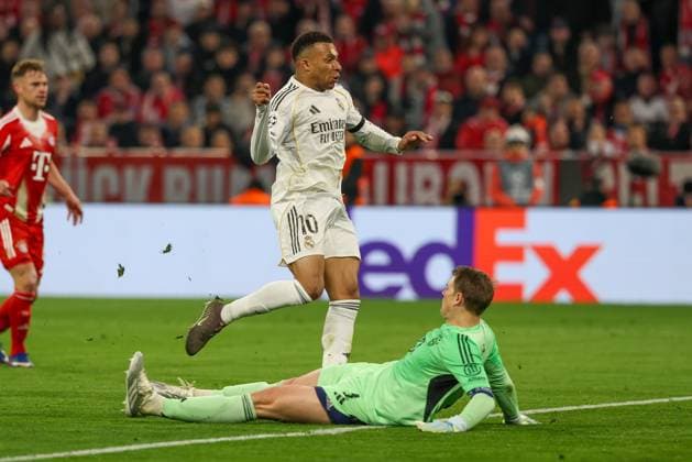 Kylian Mbappe 10 CF Real Madrid , Manuel Neuer 1 FC Bayern Muenchen scores the goal for 2 3, FC Bayern Muenchen vs Real Madrid, Football, UEFA, Champions League, quarter-final, second leg, 15 04 2026 Muenchen Bayern Germany Copyright: xkolbert-press ChristianxKolbertx
