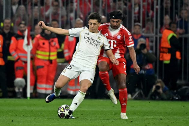 15 04 2026, xemx, Football UEFA Champions League, FC Bayern Muenchen Real Madrid v l Arda Güler Real Madrid Serge Gnabry FC Bayern Muenchen Zweikampf, Aktion, action, battle for the ball DFL DFB REGULATIONS PROHIBIT ANY USE OF PHOTOGRAPHS as IMAGE SEQUENCES and or QUASI VIDEO Muenchen