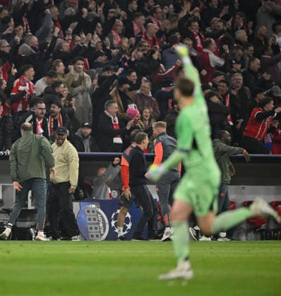 GOAL for 2 2 Harry Kane FC Bayern Muenchen FCB 09 not in picture Goal celebration Coach Vincent Kompany FC Bayern Muenchen FCB and team Sports Director Christoph Freund FC Bayern Muenchen FCB Goalkeeper Manuel Neuer FC Bayern Muenchen FCB 01 FC Bayern Muenchen FCB vs Real Madrid UEFA CL Champions League quarter-final second leg 15 04 2026 DFL REGULATIONS PROHIBIT ANY USE OF PHOTOGRAPHS AS IMAGE SEQUENCES AND OR QUASI VIDEO FC Bayern Muenchen FCB vs Real Madrid CL Champions League