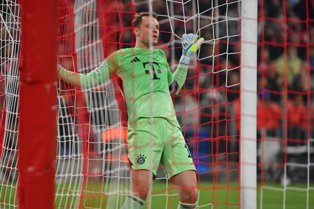 Manuel NEW Goalkeeper Bayern Muenchen hangs in net after conceding goal to 1 2, Soccer Champions League,Season 2025 26, Quarterfinal FC Bayern Muenchen Real Madrid on 15 04 2026 A L L I A N Z A R E N A